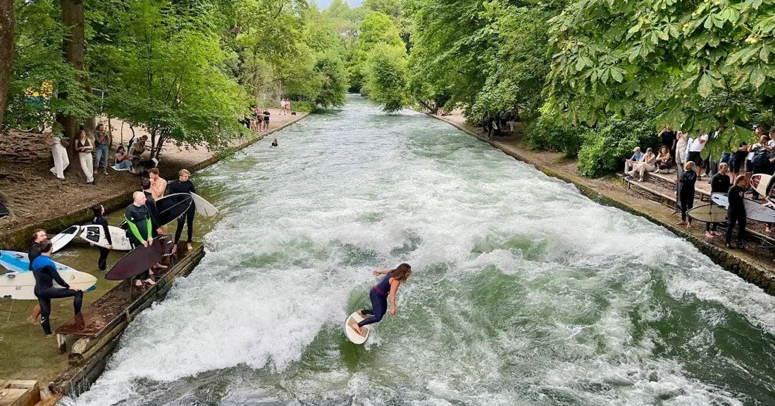 Eisbachwelle (stehende Welle im Eisbach), München